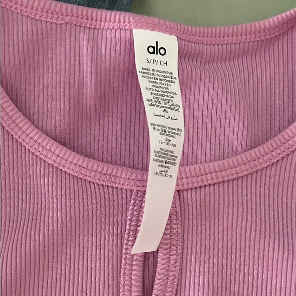 ALO dreamlight long sleeve too in candy heart pink - Picture 5 of 6